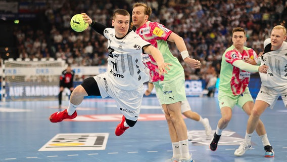 THW Kiel - Füchse Berlin, 27. Spieltag, Kiels Elias Ellefsen á Skipagotu (l) wirft auf das Tor. © picture alliance Foto: Frank Molter