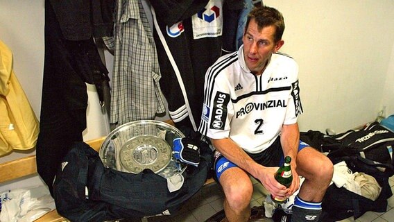 Magnus Wislander nach dem Gewinn des Meistertitels 2002. Magnus Wislander nach dem Gewinn des Meistertitels 2002. © imago/Claus Bergmann Foto: Claus Bergmann