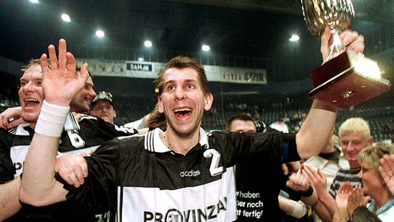 Der Kieler Handballer Magnus Wislander jubelt nach dem Sieg über die SG Flensburg-Handewitt im EHF-Cup-Finalrückspiel 1998. © dpa 