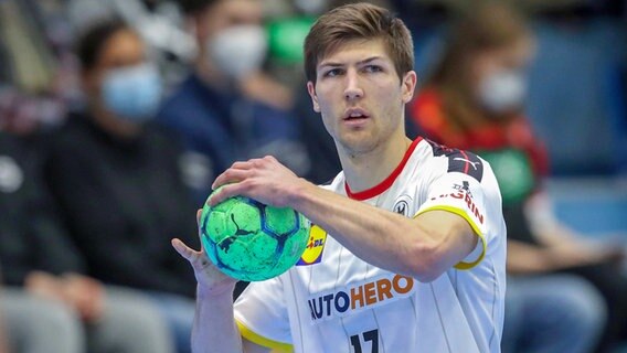Lukas Zerbe im Trikot der deutschen Handball-Nationalmannschaft. © IMAGO / Andreas Gora 