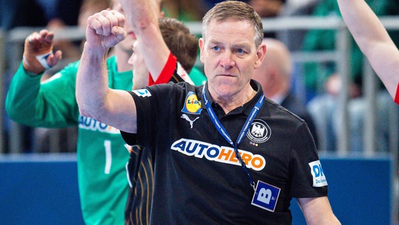 Jubel bei Handball-Bundestrainer Alfred Gislason © IMAGO / Noah Wedel 