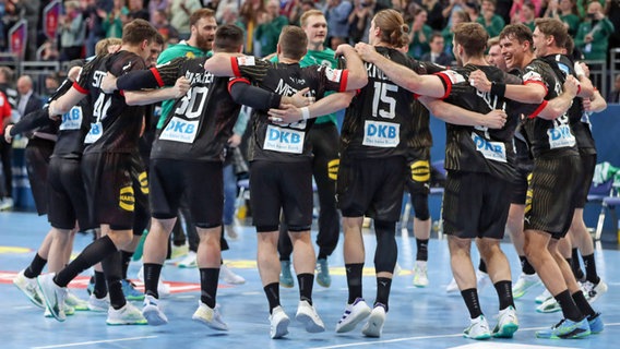 Jubel bei den deutschen Handballern © IMAGO / Jan Huebner 