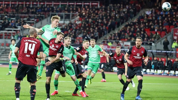 Timo Hübers (2.v.l.) trifft per Kopf gegen den 1. FC Nürnberg. © imago images / Zink Foto: imago images / Zink
