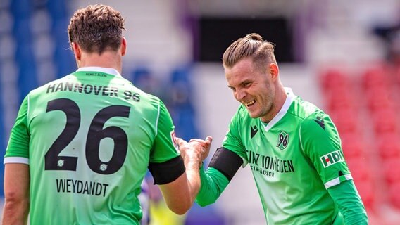 Jubel bei Hendrik Weydandt und Marvin Ducksch (v.l.) von Hannover 96 © picture alliance/Guido Kirchner/dpa-Pool/dpa Foto: Guido Kirchner