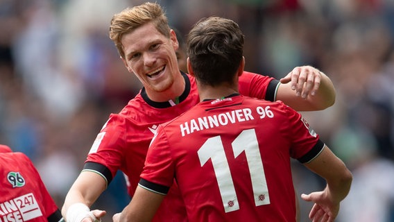 Hannovers Marcel Halstenberg (l) jubelt mit Hannovers Louis Schaub nach seinem Tor zum 3:0. © picture alliance/dpa | Swen Pförtner 