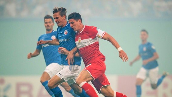 Kai Buelow (Hansa, l.), Mario Gomez (VfB) © imago Foto: Annegret Hilse/Presssefoto Bauma