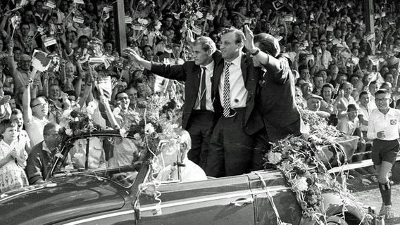 Gert "Charly" Dörfel (l.), Uwe Seeler (M.) und Klaus Stürmer bei der HSV-Meisterfeier 1960 am Hamburger Rothenbaum © Witters Foto: Hans Dietrich Kaiser