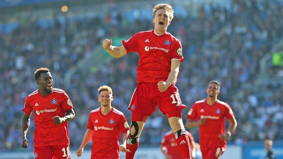 Mikkel Kaufmann (2.v.r.) vom Hamburger SV bejubelt seinen Treffer zum 3:1 bei Hansa Rostock © IMAGO / MIS 