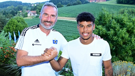 Trainer Tim Walter (l.) vom Hamburger SV mit Neuzugang Ransford Königsdörffer © Witters 