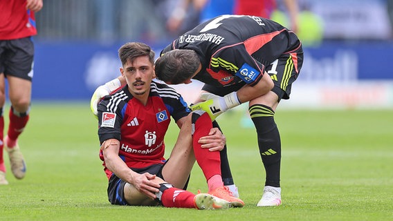 Dennis Hadzikadunic (l.) vom HSV wird von Keeper Daniel Heuer Fernandes getröstet © IMAGO / HMB-Media 