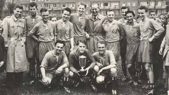 Die Jungmannschaft vom HSV 1954: Links im Trenchcoat Klaus Stürmer. In der Mitte links neben Trainer Günther Mahlmann steht Jürgen Werner, rechts Uwe Seeler. Die Jungmannschaft vom HSV 1954: Links im Trenchcoat Klaus Stürmer. In der Mitte links neben Trainer Günther Mahlmann steht Jürgen Werner, rechts Uwe Seeler. © privat Foto: Privat