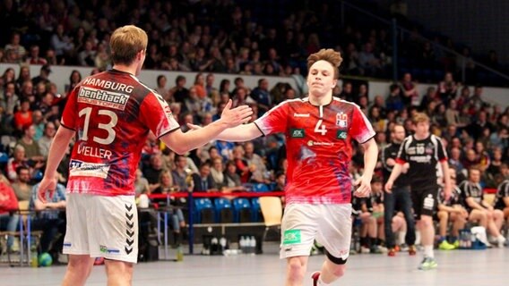 Leif Tissier vom Handball Sport Verein klatscht nach einem Tor seinen Mitspieler ab. © NDR Foto: Larissa Gumgowski