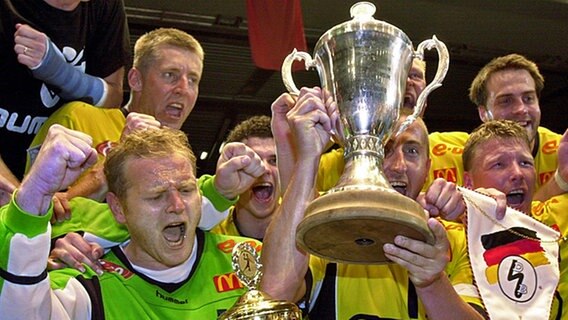 Die SG VfL Bad Schwartau wird Pokalsieger 2001. © picture-alliance/dpa 