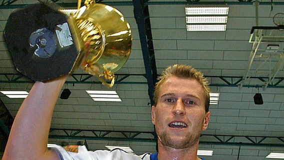 Thomas Knorr feiert den Supercup-Gewinn 2004. © picture-alliance/dpa 