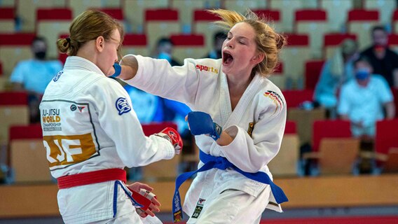 Ju-Jutsu Sportlerin Jule Jacobs (rechts) kämpft mit aufgerissenem Mund gegen ihre Kontrahentin bei den Weltmeisterschaften in Abu Dhabi 2021 © Kodokan e.V. Norderstedt 