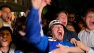 Jubelnde Fans nach dem HSV-Aufstieg in die Bundeslioga. © NDR 