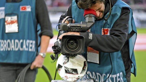 Eine Fernsehkamera auf einem Fußball © imago/MIS 