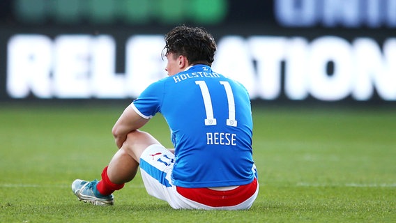 Frust bei Holstein Kiels Fabian Reese nach dem Relegations-Rückspiel gegen den 1. FC Köln © IMAGO / MIS 