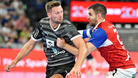 Harald Reinkind (l.) vom THW Kiel am Ball © Jan Kirschner 