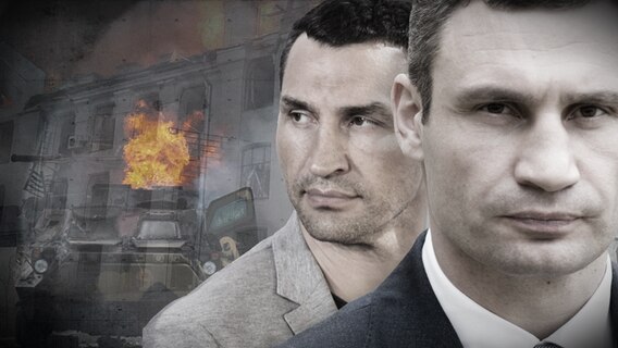 Wladimir und Vitali Klitschko vor einem zerstörten Haus. © imago images 