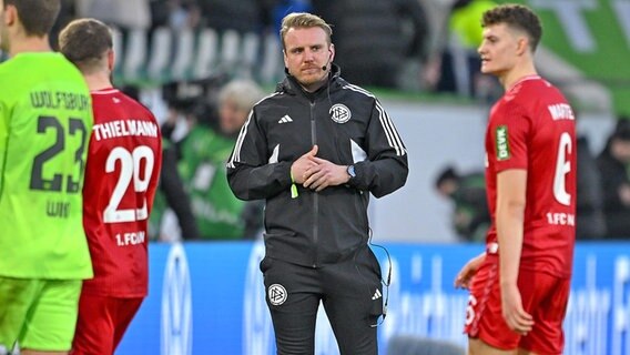 Tobias Krull (M.), vierter Offizieller beim Bundesliga-Spiel zwischen dem VfL Wolfsburg und dem 1. FC Köln © picture alliance / Teresa Kroeger/RHR-FOTO | RHR-FOTO 