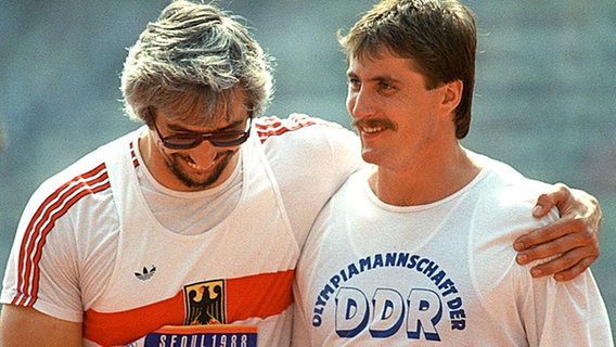 Diskuswerfer Rolf Danneberg und Jürgen Schult (re.) bei den Olympischen Spielen 1988 in Seoul © picture-alliance / dpa Foto: Wolfgang Kluge
