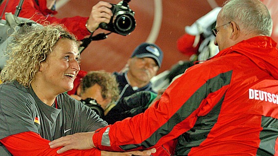Diskus-Weltmeisterin Franka Dietzsch und Trainer Dieter Kollark bei der WM 2005 in Helsinki © picture-alliance/ dpa/dpaweb Foto: Arne Dedert