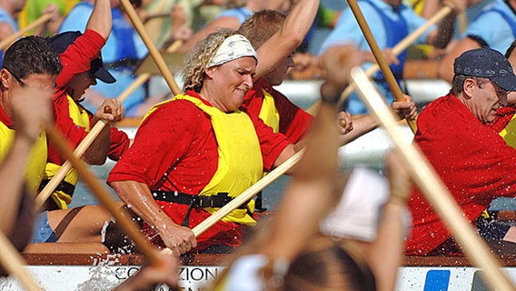Diskus-Weltmeisterin Franka Dietzsch bei einem Drachenbootrennen von Deutschlands Topathlethen 2005 in Venedig. © picture-alliance/ dpa/dpaweb Foto: Carsten Rehder