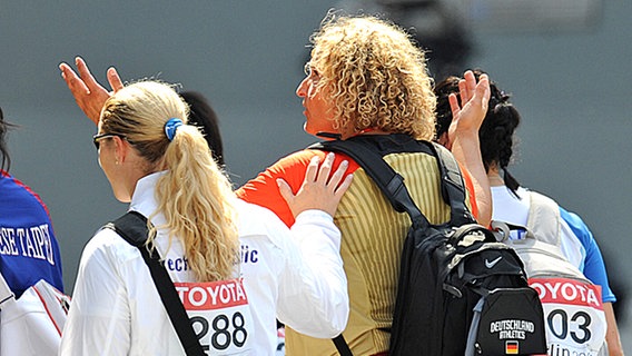 Franka Dietzsch ratlos bei ihrem Abgang nach der Qualifikation bei der WM 2009 in Berlin © picture-alliance/ dpa Foto: Bernd Thissen