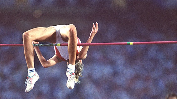 Heike Henkel (Leverkusen) bei ihrem Olympiasieg 1992 in Barcelona © picture-alliance / Sven Simon Foto: Sven Simon