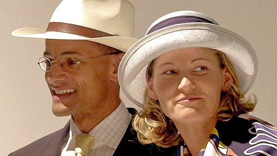 Nico Motchebon und Heike Henkel bei der Präsentation der deutschen Olympia-Bekleidung für Sydney 2000 © picture-alliance / dpa Foto: Roland Scheidemann