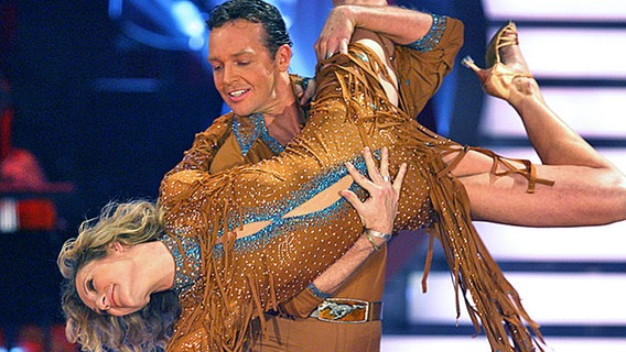 Heike Henkel und Tanzpartner Dirk Bastert bei der TV-Show "Let's Dance" © picture-alliance/ dpa/dpaweb Foto: Felix Heyder