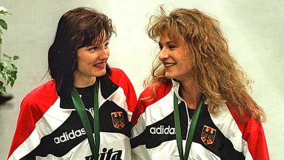 Hallen-Weltmeisterin Alina Astafei und die Dritte Heike Henkel (re.) 1995 in Barcelona © picture-alliance/ dpa Foto: Frank  Kleefeldt