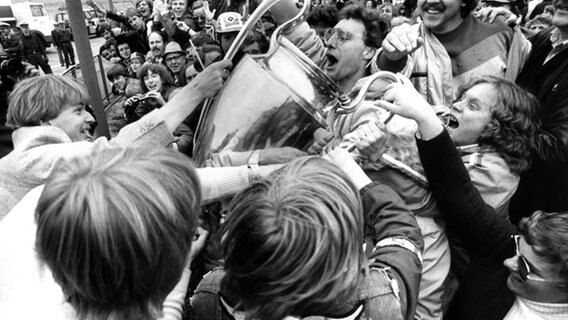 Holger Hieronymus und die Fans des HSV feiern den Sieg im Europapokal der Landesmeister 1983 © Witters 