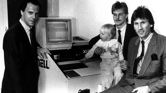 Nationaltrainer Beckenbauer (l.) sowie Manfred Kaltz (r.) sind die ersten Gäste im neu eröffneten Reha-zentrum von Holger Hieronymus (Mitte) © Witters 