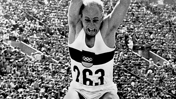 Zehnkämpfer Willi Holdorf beim Weitsprung auf dem Weg zu seinem Olympiasieg in Tokio 1964 © dpa - Bildfunk 