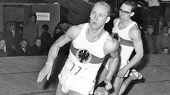 Der spätere Zehnkampf-Olympiasieger Willi Holdorf (vorn) über 400 m beim Hallen-Länderkampf 1963 in Stuttgart © picture-alliance/ dpa Foto: Harry Flesch