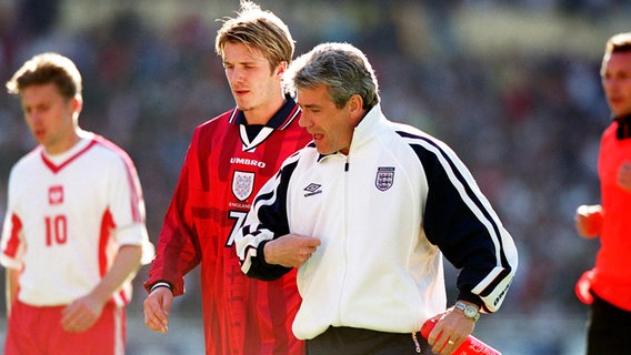 Englands Nationaltrainer Kevin Keegan im Gespräch mit David Beckham © empics 