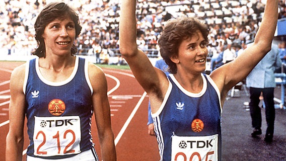 100-m-Weltmeisterin Marlies Göhr-Oelsner (re.) und die 100-m-Zweite Marita Koch © picture-alliance / dpa Foto: Heinz Wieseler