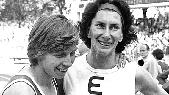 Marita Koch und 400-m-Siegerin Irina Szewinska (Polen) beim Weltcup 1977 in Düsseldorf © picture-alliance / dpa 