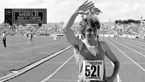 Marita Koch jubelt nach ihrem 400-m-Weltrekord beim Weltcup 1985 in Canberra (Australien) © picture-alliance/ dpa 