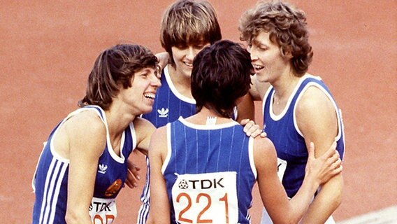 Weltmeisterinnen 1983 in Helsinki über 4x400 Meter: Marita Koch, Sabine Busch, Dagmar Rybsam und Gesine Walther (v.l.n.r.) © picture-alliance/ Sven Simon Foto: Sven Simon