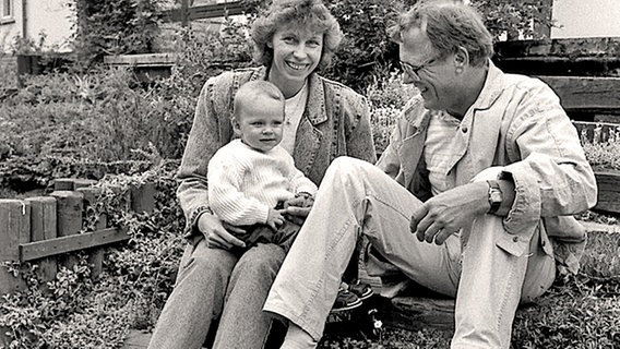 Familienmensch Marita Koch mit Tochter Ulrike und Ehemann Wolfgang Meier 1990 © picture-alliance/ ZB Foto: Jürgen Sindermann