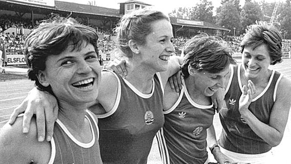 Weltrekord über 4x400 Meter: Dagmar Rübsam, Gesine Walther, Marita Koch, Sabine Busch (v.l.n.r.) © Deutsches Bundesarchiv/Creative-Commons-Lizenz BY-SA Foto: Wolfgang Kluge