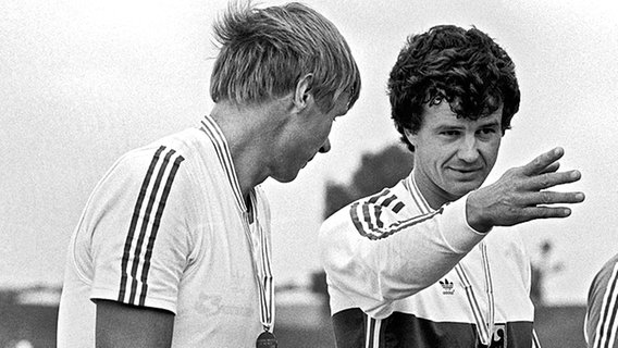 Peter Michael Kolbe (r.) bei der WM 1986 mit umgehängter Goldmedaille. Links: der Finne Pertti Karppinen. © picture-alliance / dpa 