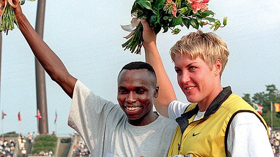 Kugelstoß-Weltmeisterin Astrid Kumbernuss: 1997 auch Gesamt-Grand-Prix-Siegerin in Fukuoka (Japan). Links: 800-m-Weltrekordler Wilson Kipketer © picture-alliance / dpa Foto: Kazuhiro_Nogi