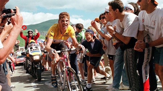 Jan Ullrich - Sieger der Tour de France 1997 - angestrengt auf dem Rad © picture alliance / Roth | Roth 