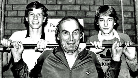 Michael Westphal (l.), Trainer Hasso Kornemann und Ricki Osterthun (r.) © Witters 