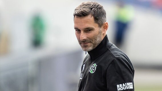 Trainer Stefan Leitl vom Fußball-Zweitligisten Hannover 96 © picture alliance/dpa Foto: Swen Pförtner