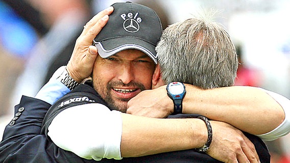 Der Osnabrücker Trainer Claus-Dieter Wollitz (l.), Manager Lothar Gans © dpa 